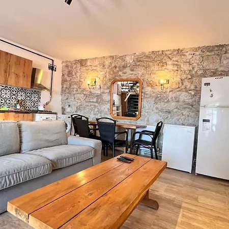 Cute Stone House 250 M From Art Street Διαμέρισμα