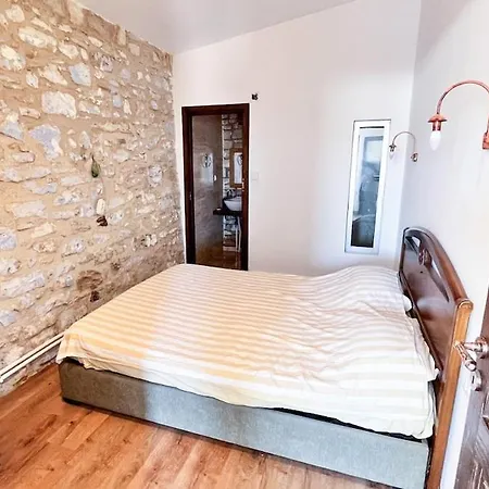 Cute Stone House 250 M From Art Street Διαμέρισμα *