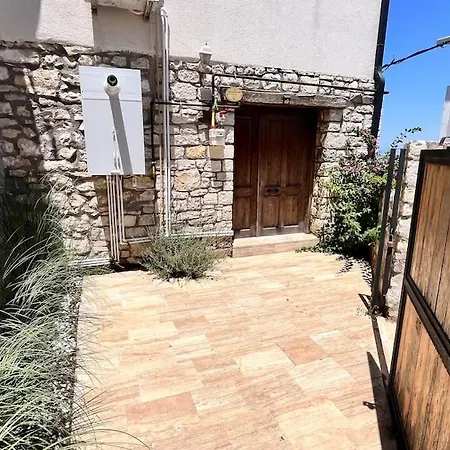 Cute Stone House 250 M From Art Street Διαμέρισμα